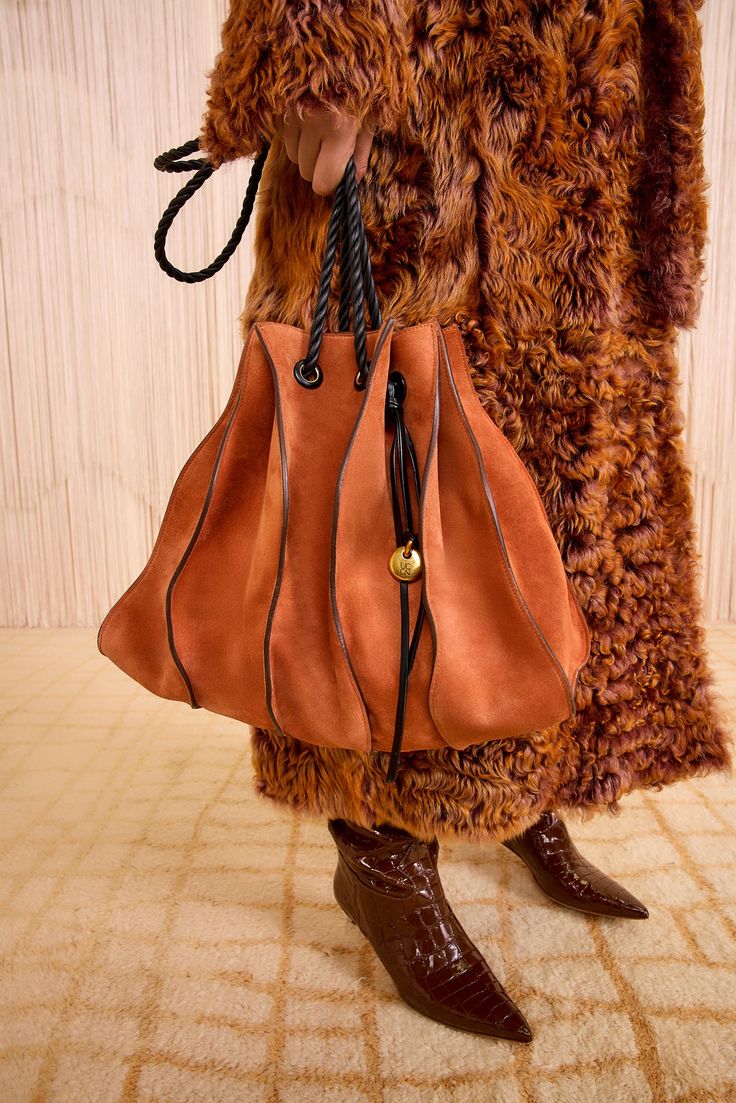 THE SCULPTURAL LEATHER